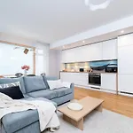 Quiet 2br Steps From Old Town, Parking Garage Apartment *