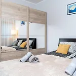 Quiet 2br Steps From Old Town, Parking Garage