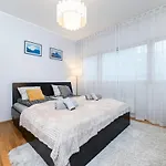Quiet 2br Steps From Old Town, Parking Garage Appartement Tallinn