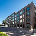 Apartment Quiet 2br Steps From Old Town, Parking Garage *