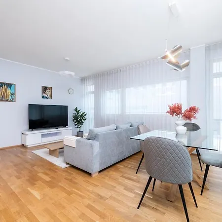 Quiet 2br Steps From Old Town, Parking Garage * Reval