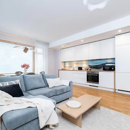 Quiet 2br Steps From Old Town, Parking Garage Apartment *