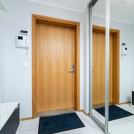 Quiet 2br Steps From Old Town, Parking Garage Lägenhet *