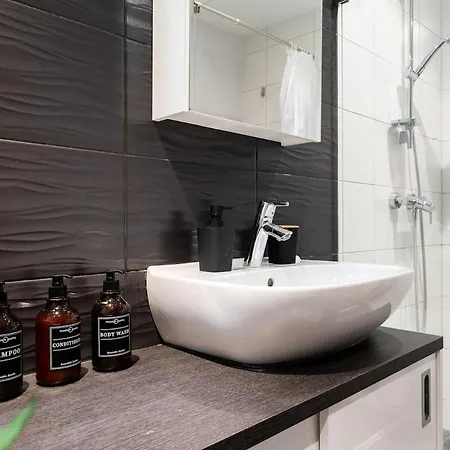 Quiet 2br Steps From Old Town, Parking Garage