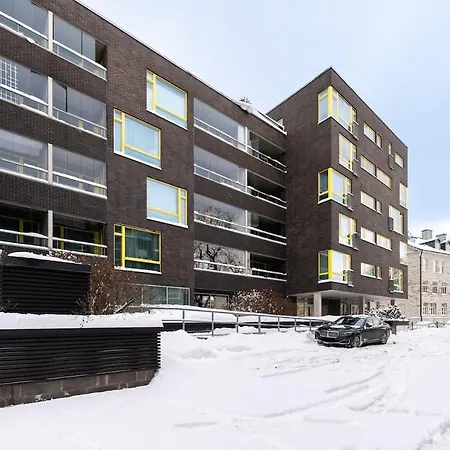 Quiet 2br Steps From Old Town, Parking Garage Lägenhet