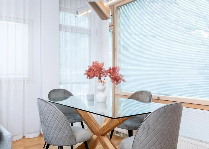 Quiet 2br Steps From Old Town, Parking Garage Lägenhet Tallinn