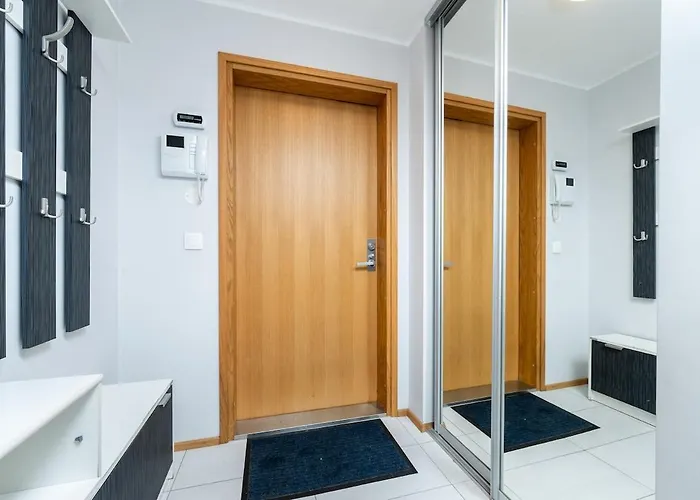 Quiet 2br Steps From Old Town, Parking Garage Lägenhet *