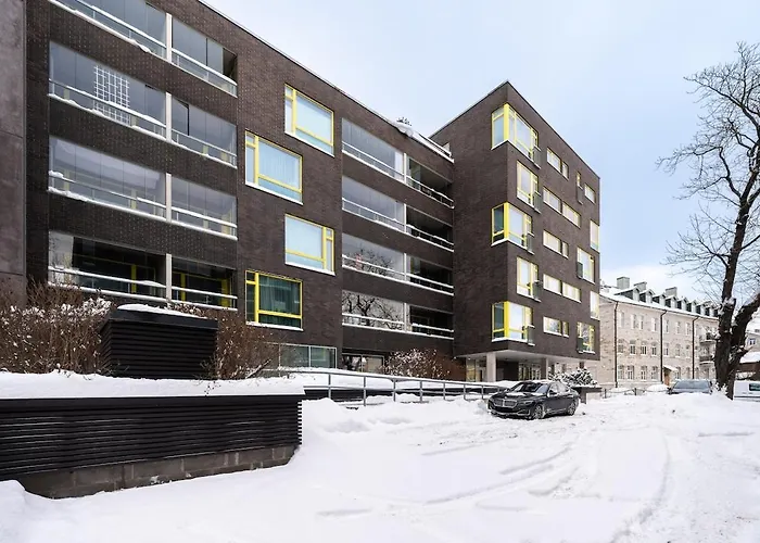 Quiet 2br Steps From Old Town, Parking Garage Lägenhet