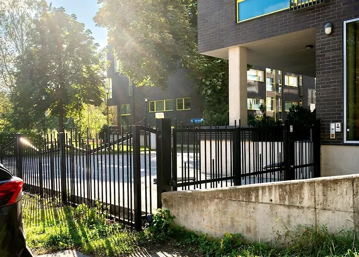 Quiet 2br Steps From Old Town, Parking Garage Lägenhet Tallinn