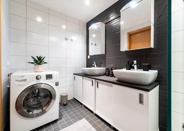 Quiet 2br Steps From Old Town, Parking Garage Lägenhet Tallinn