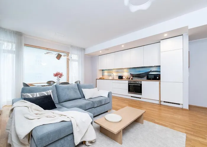 Quiet 2br Steps From Old Town, Parking Garage Lägenhet *