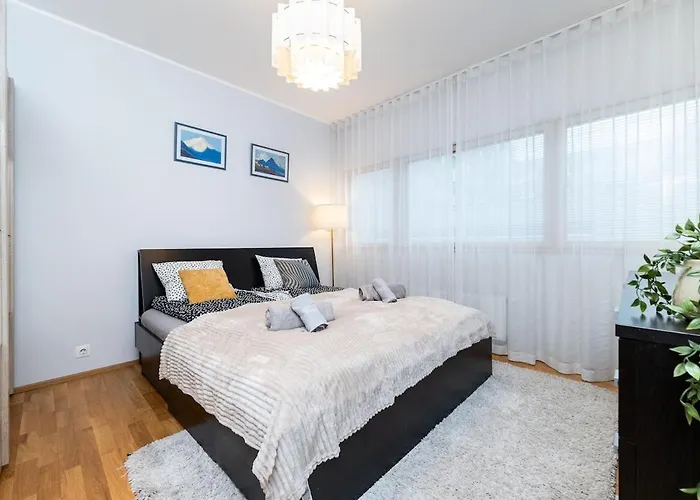 Quiet 2br Steps From Old Town, Parking Garage Lägenhet Tallinn